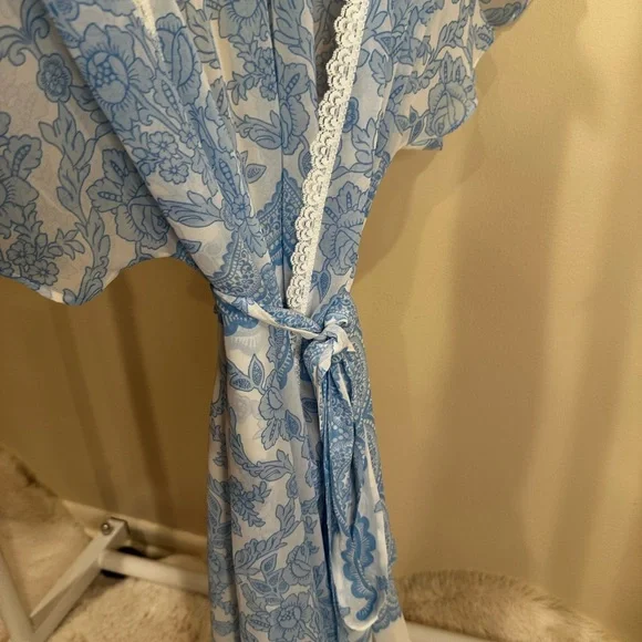 Blue and White Floral Lace Robe - Picture 3 of 6